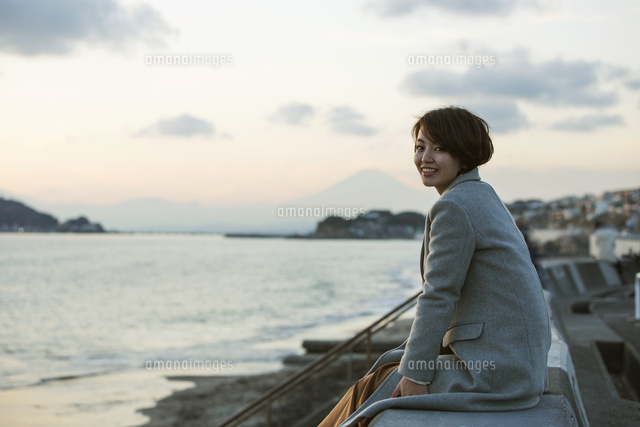 夕焼け空と海を眺める30代女性 の写真素材 イラスト素材 アマナイメージズ 夕焼け空と海を眺める30代女性 の写真素材 イラスト素材 アマナイメージズ