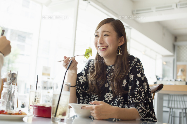 カフェでのランチタイムを楽しむ代女性 の写真素材 イラスト素材 アマナイメージズ