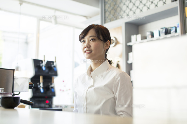 カウンターの前で話すカフェ店員 の写真素材 イラスト素材 アマナイメージズ