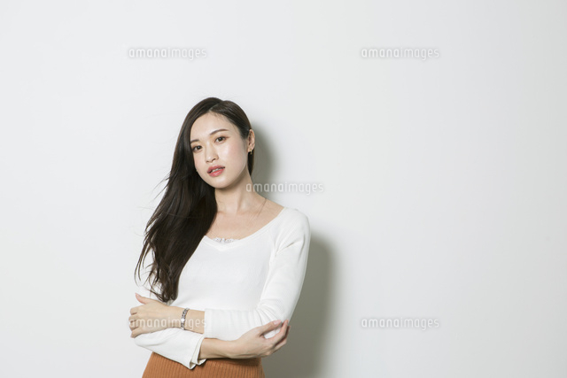 クールな印象の代女性のポートレート の写真素材 イラスト素材 アマナイメージズ