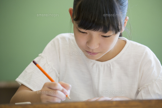 鉛筆を持ち勉強する女の子 の写真素材 イラスト素材 アマナイメージズ