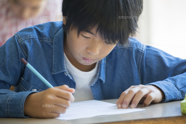 問題を解く男の子 の写真素材 イラスト素材 アマナイメージズ