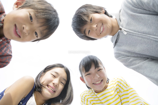 子ども 友達の写真素材 ストックフォト アマナイメージズ