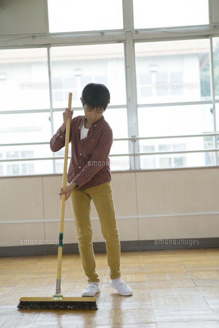 教室を掃除する小学生 の写真素材 イラスト素材 アマナイメージズ