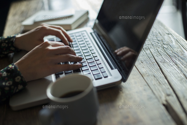 パソコンを使う女性の手元 の写真素材 イラスト素材 アマナイメージズ