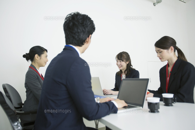 代30代男女のオフィスワーク風景 の写真素材 イラスト素材 アマナイメージズ