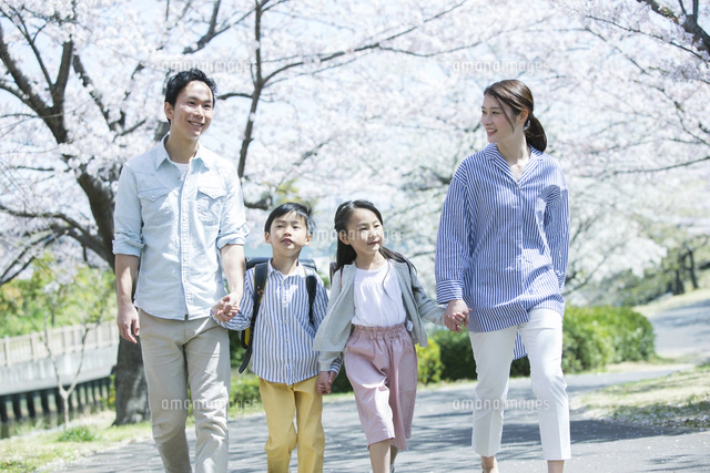 風景画 家族の後ろ姿 キャンバス 親子 後ろ姿 イラスト Foto „三世代家族の後ろ姿
