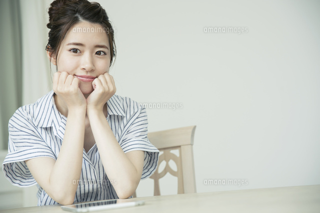 頬杖をつくカメラ目線の代女性 の写真素材 イラスト素材 アマナイメージズ