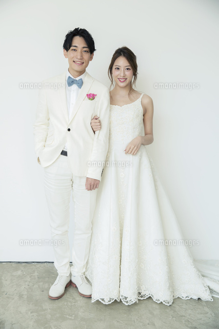 正装姿で微笑む新郎新婦 の写真素材 イラスト素材 アマナイメージズ
