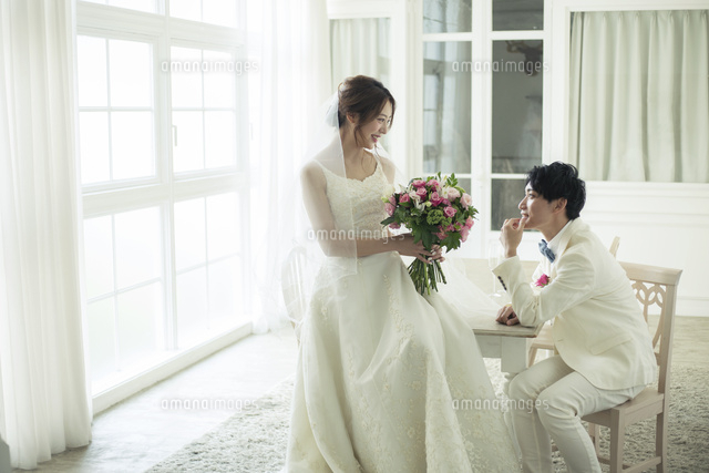 笑顔で話す幸せな新郎新婦 の写真素材 イラスト素材 アマナイメージズ