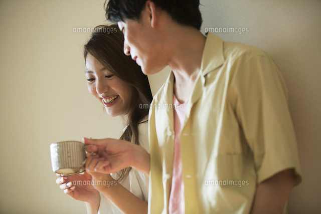 笑顔で会話する代カップル の写真素材 イラスト素材 アマナイメージズ