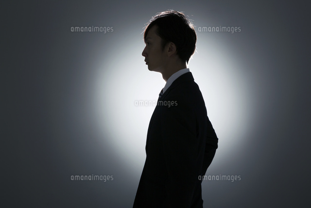 スーツを着た男性の横顔 の写真素材 イラスト素材 アマナイメージズ