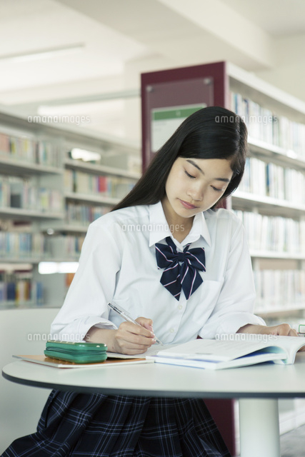 図書室で勉強をする女子高校生 の写真素材 イラスト素材 アマナイメージズ