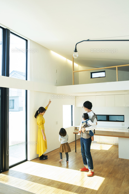 家の中で話す家族 の写真素材 イラスト素材 アマナイメージズ