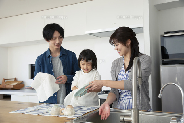 洗い物をする家族3人 の写真素材 イラスト素材 アマナイメージズ 洗い物をする家族3人 の写真素材 イラスト素材 アマナイメージズ