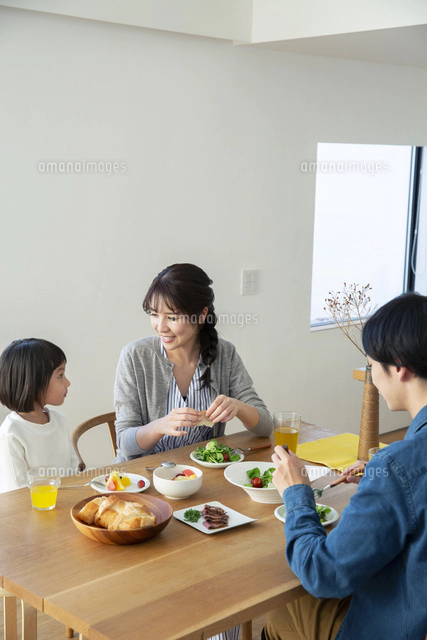 食べる 子供の写真素材 ストックフォト アマナイメージズ