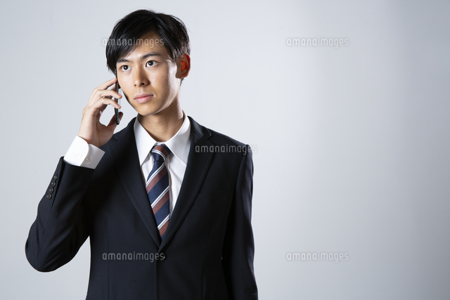 電話をするスーツ姿の代男性 の写真素材 イラスト素材 アマナイメージズ