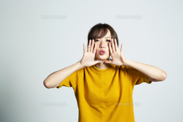 大きな声で呼びかける代女性 の写真素材 イラスト素材 アマナイメージズ