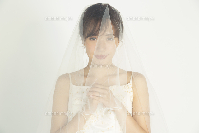 ヴェールを被ったウエディングドレス姿の代花嫁 の写真素材 イラスト素材 アマナイメージズ