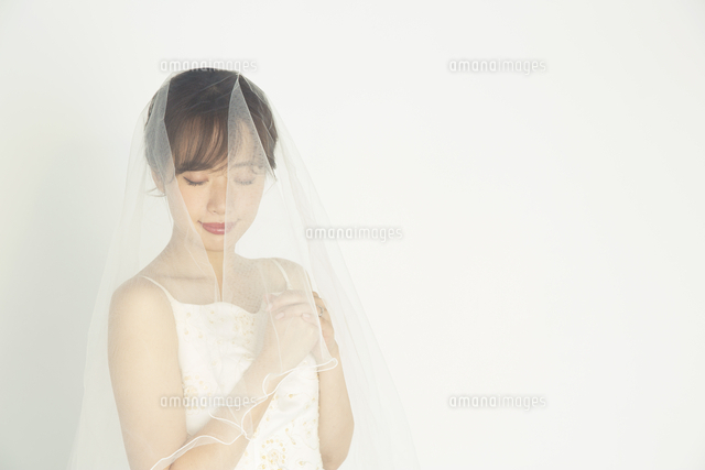 ヴェールを被ったウエディングドレス姿の代花嫁 の写真素材 イラスト素材 アマナイメージズ