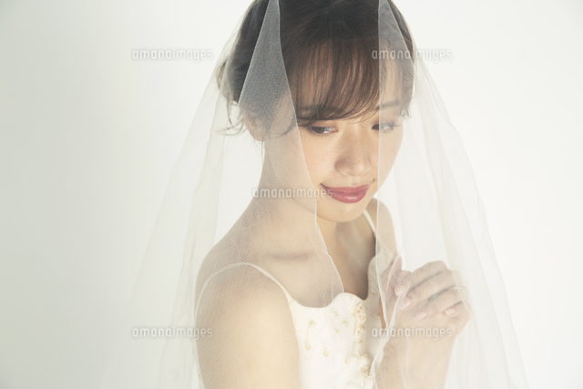 ヴェールを被ったウエディングドレス姿の代花嫁 の写真素材 イラスト素材 アマナイメージズ