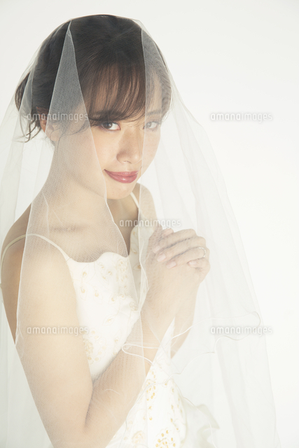ヴェールを被ったウエディングドレス姿の代花嫁 の写真素材 イラスト素材 アマナイメージズ