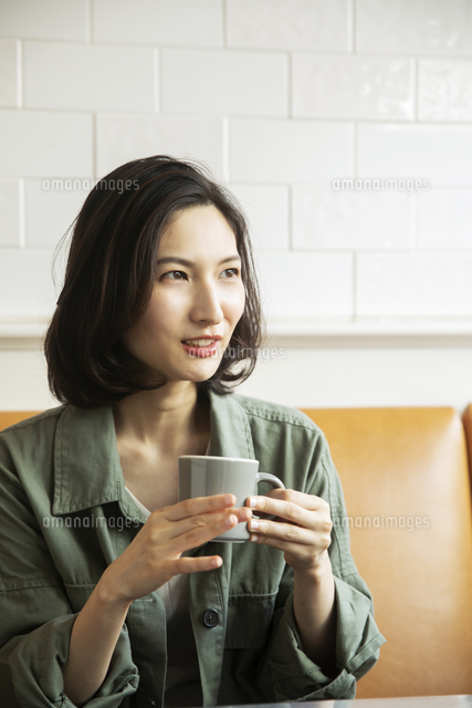 カフェでコーヒーカップを持つ女性 の写真素材 イラスト素材 アマナイメージズ