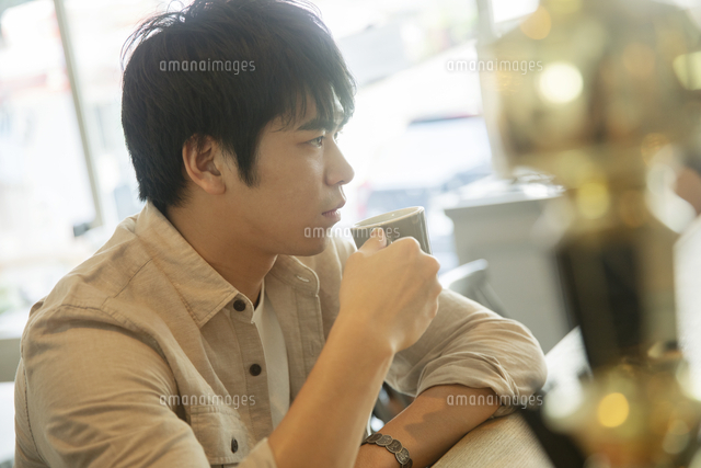 カフェでコーヒーを飲む男性 の写真素材 イラスト素材 アマナイメージズ