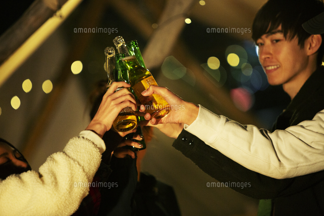 瓶ビールで乾杯をする代男女 の写真素材 イラスト素材 アマナイメージズ