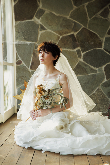 ウエディングドレス姿の代女性 の写真素材 イラスト素材 アマナイメージズ