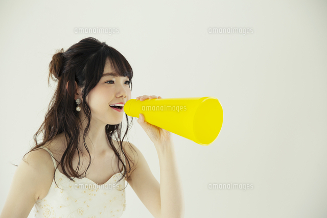 メガホンを使い応援する代女性 の写真素材 イラスト素材 アマナイメージズ