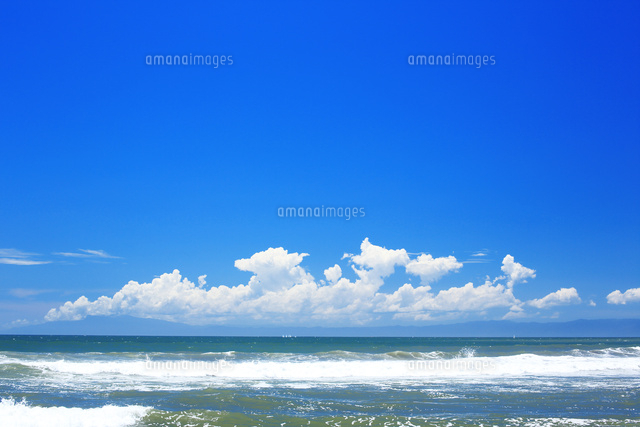 夏の湘南の海と入道雲 の写真素材 イラスト素材 アマナイメージズ