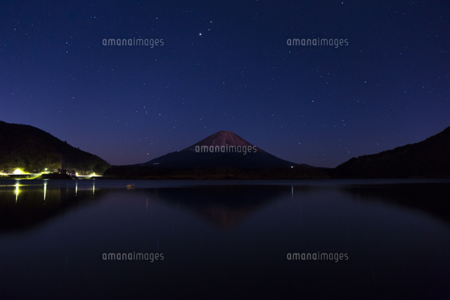 夜の精進湖と富士山 の写真素材 イラスト素材 アマナイメージズ