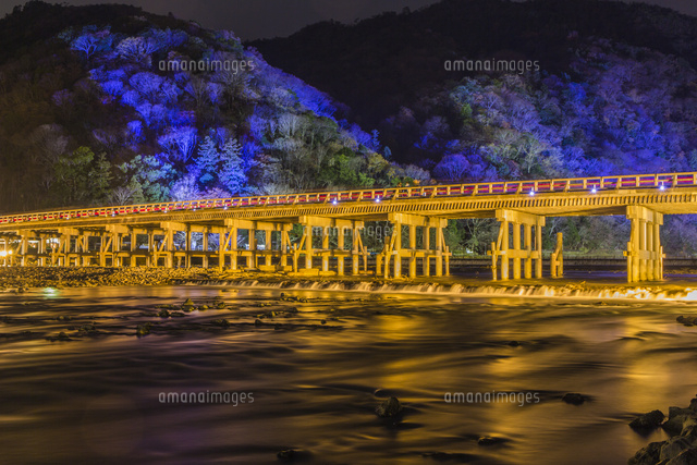 京都 嵐山 渡月橋 花灯路 の写真素材 イラスト素材 アマナイメージズ