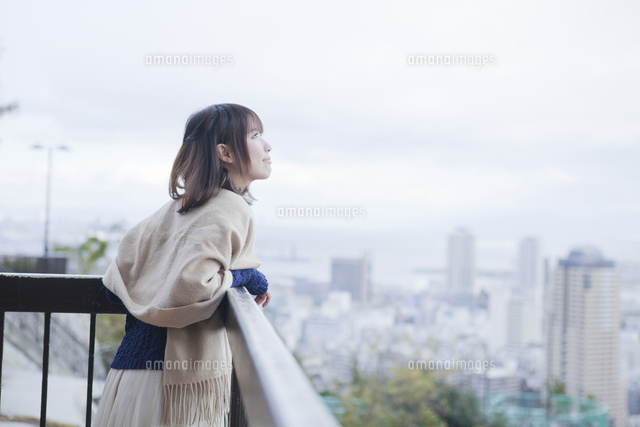展望台から神戸の景色を望む笑顔の女性 の写真素材 イラスト素材 アマナイメージズ