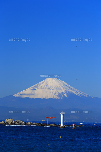 湘南の富士山と裕次郎灯台 の写真素材 イラスト素材 アマナイメージズ