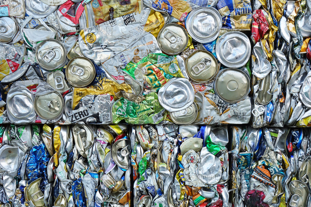 再利用されるアルミ缶キューブ の写真素材 イラスト素材 アマナイメージズ