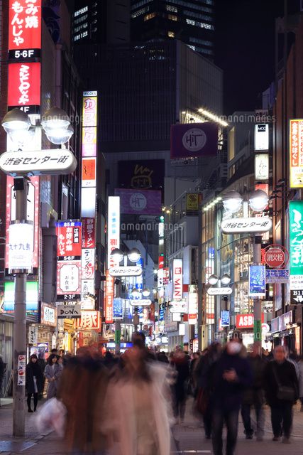 夜の渋谷センター街 の写真素材 イラスト素材 アマナイメージズ