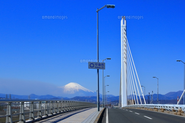 富士山と湘南銀河大橋 の写真素材 イラスト素材 アマナイメージズ