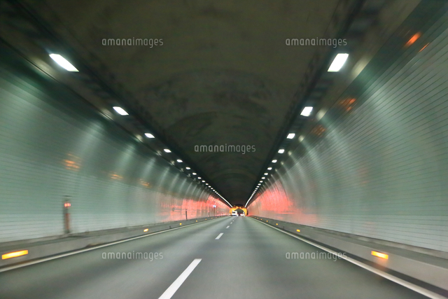 高速道路のトンネル走行 の写真素材 イラスト素材 アマナイメージズ