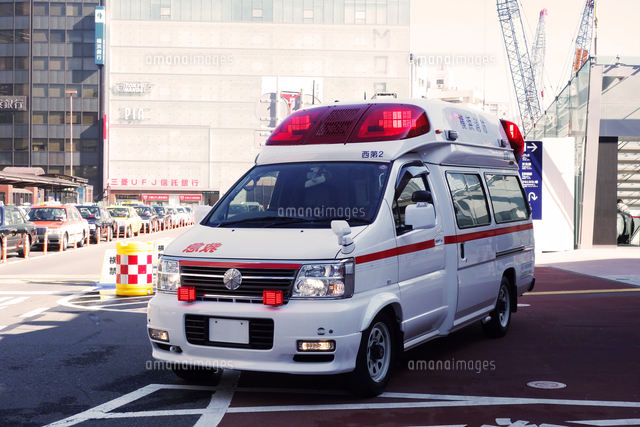 赤色灯を点滅させる救急車[10669008528]の写真・イラスト素材｜アマナ 