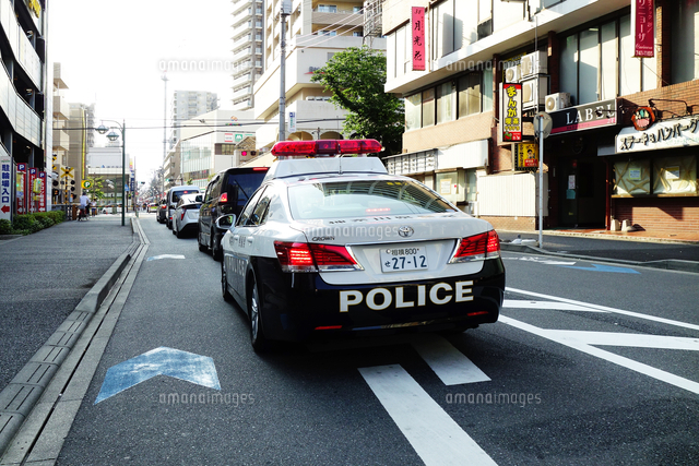 巡回中のパトカー の写真素材 イラスト素材 アマナイメージズ
