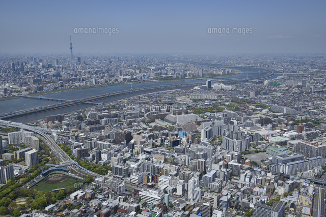 西葛西駅空撮 南東側より荒川 スカイツリーを望む の写真素材 イラスト素材 アマナイメージズ