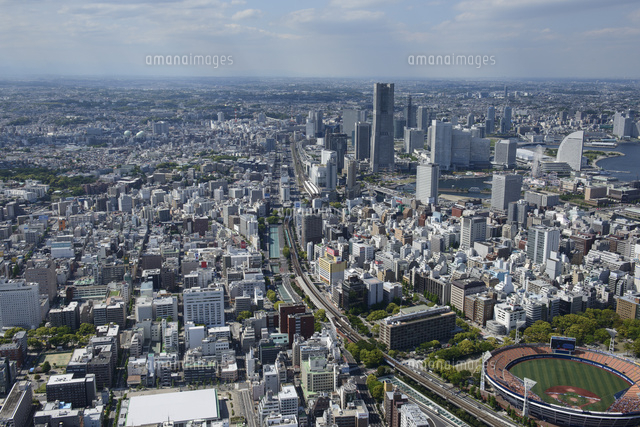 関内駅空撮 南東側より桜木町 みなとみらい方向を望む の写真素材 イラスト素材 アマナイメージズ