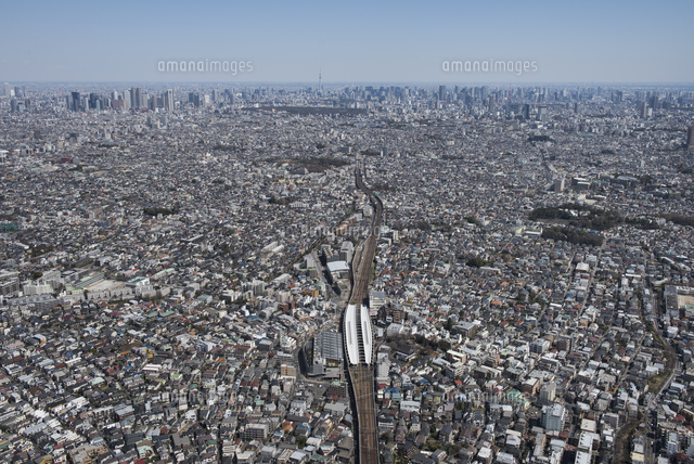 経堂駅空撮 西側より新宿 都心 東京スカイツリー方面 の写真素材 イラスト素材 アマナイメージズ