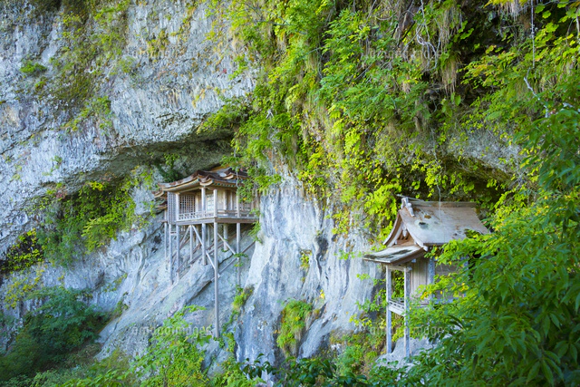 三徳山三佛寺の投入堂[10685003159]の写真・イラスト素材｜アマナ