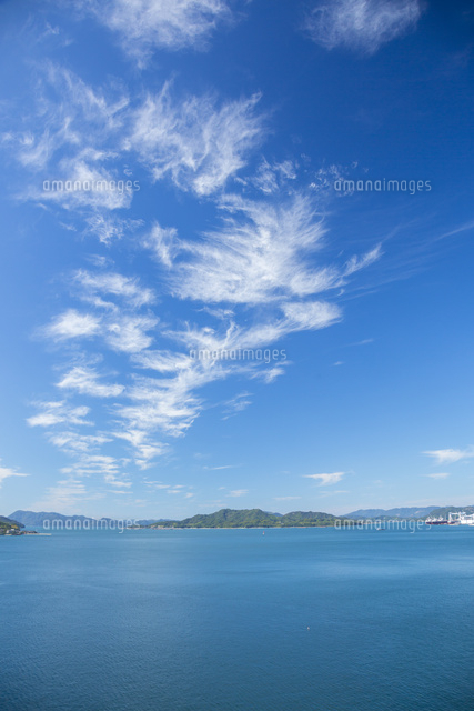 青空と瀬戸内海[10685003194]の写真・イラスト素材｜アマナイメージズ