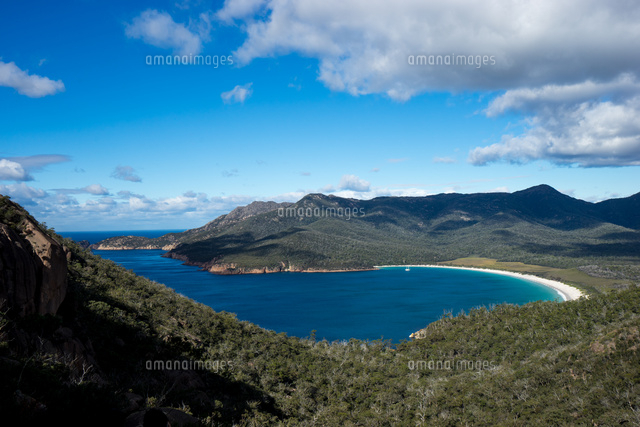 ハザーズ岳から望むワイングラスベイ の写真素材 イラスト素材 アマナイメージズ