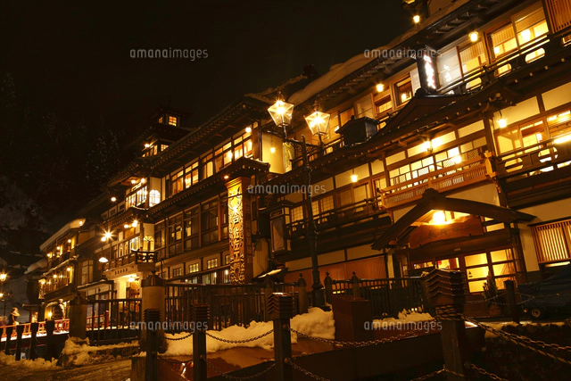 雪景色の銀山温泉 能登屋旅館[10696000251]の写真・イラスト素材