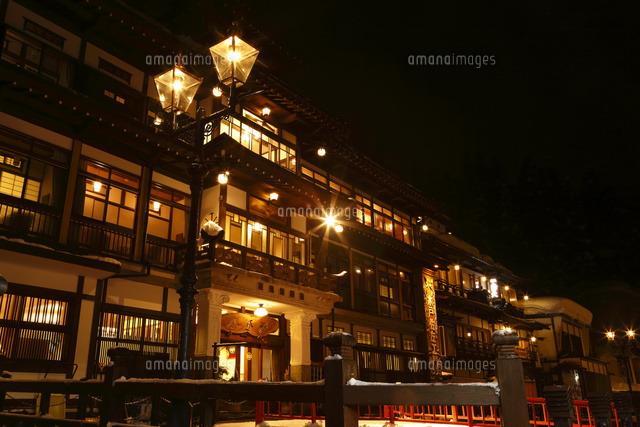 雪景色の銀山温泉 能登屋旅館 の写真素材 イラスト素材 アマナイメージズ 雪景色の銀山温泉 能登屋旅館 の写真素材 イラスト素材 アマナイメージズ